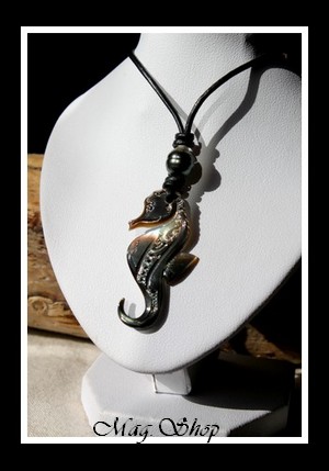 Lagon Collection  Collier Hippocampe Marquisien Nacre de Tahiti H4cm & Perle Cerclée de Tahiti Reflets Verts Foncés MAG.SHOP