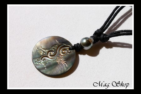 Lagon Collection  Collier Tuamotu Gravé Vagues Nacre 3cm et Perle Cerclée de Tahiti MAG.SHOP