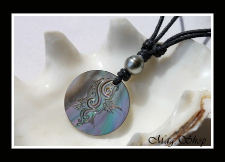 Lagon Collection  Collier Tuamotu Gravé Vagues Nacre 3cm et Perle Cerclée de Tahiti MAG.SHOP