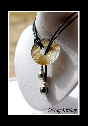 Lagon Collection Collier Tuamotu Gravures Marquisiennes 3cm Nacre & 2 Perles de Tahiti MAG.SHOP TAHITI