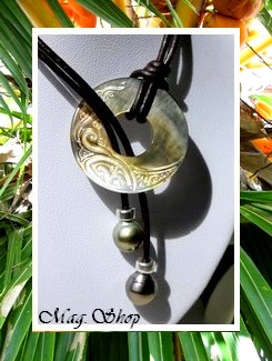 Lagon Collection / Collier Matavai Vagues Nacre 3cm & 2 Perles Baroques de Tahiti AB / Gris/Verts 10.15mm & Verts/Bleus Foncés 10.35mm / 2 Inter 925 (0.44g) / Cuir Noir (photos non contractuelles)