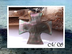 Collier Croix lonatana Nacre de Tahiti 6cm / Reflets Foncés Colorés / Cordons Noirs (photos contractuelles)