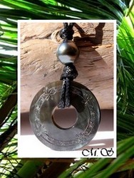 Lagon Collection / Collier Maheata Fleurs de Tiaré Nacre de Tahiti 3cm Foncés Colorés & Perle Semi-Baroque de Tahiti 9.70mm/C+ Reflets Gris Foncés / Réglable Coton Noir (photos contractuelles)