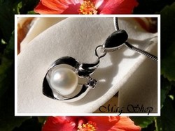 Keishis Collection / Collier Mahinetea Coeur / Pendentif Argent Rhodié 925 (1g) Zircon / Perle Keishi de Tahiti 4.50mm/C Reflets Blancs + Cordon Noir (photos non contractuelles)