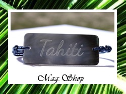 Moana Collection / Bracelet Maihere Nacre de Tahiti 5cm / Gravure "TAHITI" / Taille Réglable Coton Bleu Nuit (photos contractuelles)