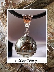 Fenua Collection / Collier Makereta / Pendentif Argent Rhodié 925 (1.36g) / Perle Ronde Gravée de Tahiti 14.65mm/C+ Reflets Gris / Cuir Noir (photos non contractuelles)