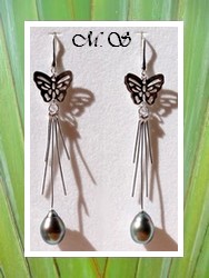 Silver Sea Collection / Boucles d'Oreilles Manahere Papillons / Hauteur: 8.5cm / Argent Rhodié 925 (3.83g) / 2 Perles de Tahiti Semi-Baroques 10.2mm/AB Reflets Verts/Aubergines (photos contractuelles)