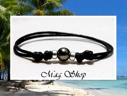 Bora-Bora Collection Vahinés / Bracelet Surfeur Manahiva Perle Ronde de Tahiti 9.20mm/C+ Gris/Verts Foncés / Intercalaires Argent 925 (0.36g) / Taille Réglable Coton Noir (photos non contractuelles)