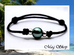 Bora-Bora Collection Vahinés / Bracelet Surfeur Manahiva Perle Ronde de Tahiti 10.70mm/C Bleus/Verts Foncés / Intercalaires Argent 925 (0.36g) / Taille Réglable Coton Noir (Photos non Contractuelles)