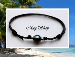 Bora-Bora Collection / Bracelet Surfeur Manahiva Perle Ronde de Tahiti 9.10mm/C+ Reflets Bleus Foncés / Intercalaires Argent 925 (0.36g) / Taille Réglable Coton Noir (photos non contractuelles)