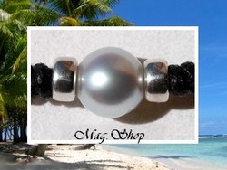 Bora-Bora Collection / Collier Surfeur Manahiva Perle Ronde de Tahiti 12.15mm/C+ Reflets Blancs / Intercalaires Argent 925 (0.36g) / Taille Réglable Coton Noir (photos non contractuelles)