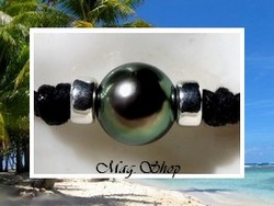 Bora-Bora Collection Vahinés / Collier Surfeur Manahiva Perle Ronde de Tahiti 9.75mm C Verts/Aubergines / Intercalaires Argent 925 (0.36g) / Taille Réglable Coton Noir (photos non contractuelles)