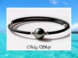 TAHITI Collection / Bracelet MANAVA Perle Ronde de TAHITI 10.25mm/C Reflets Verts Foncés / Intercalaires Argent 925 (0.32g) / Diamètre 5.5cm Poignet 18cm (photos non contractuelles)