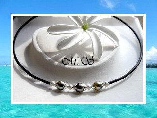 Tahiti Collection / Collier Manava Taille 45cm / 3 Perles Cerclées de Tahiti 9mm/AB 3 Reflets Verts Clairs-Verts/ Verts-Aubergines Foncés / Champagnes (photos non contractuelles)