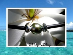 Huahine Collection / Collier Etetara 43cm / Perle Cerclée de Tahiti 8.10mm/C Reflets Verts / 2 Perles Keishis de Tahiti Baroques 7.50mm/A Reflets Gris Foncés (photos contractuelles)
