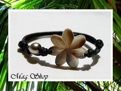 Lagon Collection / Bracelet Manea Fleur de Tiaré Nacre de Tahiti 3cm & Perle Drop 9.10mm/A Gris/Verts / Taille Réglable Coton Noir (photos non contractuelles)