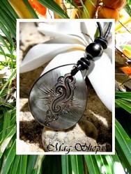 LAGON Collection / Collier Manihi Vagues Nacre H:3cm & Perle Semi-Baroque de Tahiti 10.40mm/C / Coton Noir Taille Réglable (photos non contractuelles)
