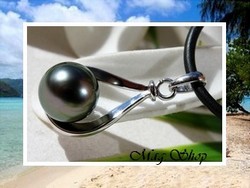 Silver Sea Collection / Collier Manihi / Pendentif Argent Rhodié 925 (1.26g) H:2.6cm / Perle Semi-Baroque de Tahiti 9.75mm/B+ Reflets Verts / Cordons Noirs (photos non Contractuelles)