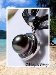 Silver Sea Collection / Collier Manuhangi / Pendentif Argent Rhodié 925 (2.65G) / Perle Semi-Baroque de Tahiti 9.10mm/A Gris/Verts Aubergines / Cordon Couleur Noir (photos contractuelles)