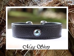 Raiatea Collection / Bracelet Manutahi / Perle Semi-Baroque de Tahiti 8.75mm/D Bleus Foncés Cuir Longueur 20cm (photos contractuelles)