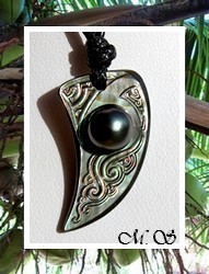 Moana Perle Collection / Collier Toromona Vagues Nacre de Tahiti H:3cm & Demi-Perle Baroque de Tahiti 9.10mm/C+ Gris Foncés Reflets Aubergines / Coton Noir (photos contractuelles)