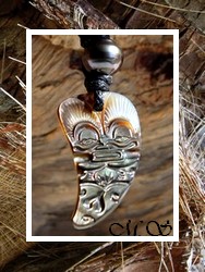 Moana Perles Collection / Collier Tiki Temoana Marquisien H:4.5cm / Nacre de Tahiti Reflets Ocres & Perle Cerclée de Tahiti 10.85mm/D Gris/Verts / Coton Noir (photos non contractuelles)