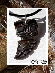 Moana Collection / Collier Tiki Maohi Marquisien Nacre de Tahiti H:3 Reflets Foncés / Cordon Noir (photos non contractuelles)