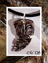 Moana Collection / Collier Tiki Maohi Marquisien Nacre de Tahiti H:2.5 Reflets Foncés / Cuir Noir (photos non contractuelles)