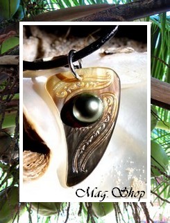 Moana Perle Collection /  Collier Toromona Marquisien Nacre H:3cm & Demi-Perle de Tahiti 9.20mm/C Reflets Foncés / Cuir Noir (photos non contractuelles)