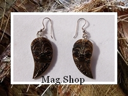 Marquises Collection / Boucles D'Oreilles Maohi Tikis Marquisiens / Nacres de Tahiti Assorties H:3.3cm Reflets Foncés Colorés / Crochets Argent 925 (0.55g) (photos contactuelles)
