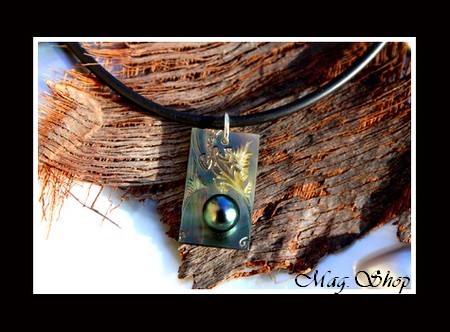 Margouillat Collection  Collier Moorea Gravure Margouillat Nacre de Tahiti 2.5cm & Perle Baroque de Tahiti MAG.SHOP