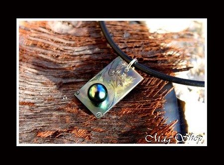 Margouillat Collection  Collier Moorea Gravure Margouillat Nacre de Tahiti 2.5cm & Perle Baroque de Tahiti MAG.SHOP