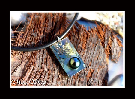 Margouillat Collection  Collier Moorea Gravure Margouillat Nacre de Tahiti 2.5cm & Perle Baroque de Tahiti MAG.SHOP