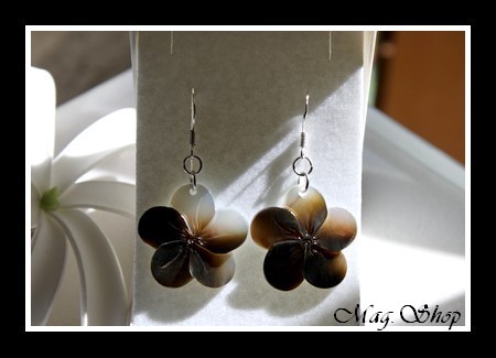 Marquises Collection  Boucles d`Oreilles Tavana Fleurs Hibiscus Nacre de Tahiti 2.5cm Reflets Marrons MAG.SHOP