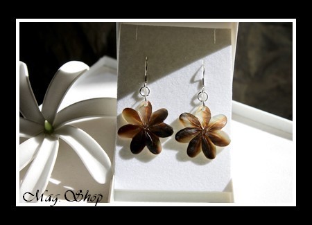 Marquises Collection  Boucles d`Oreilles Tavana Fleurs de Tiaré Nacre de Tahiti 2.5cm Reflets Marrons MAG.SHOP