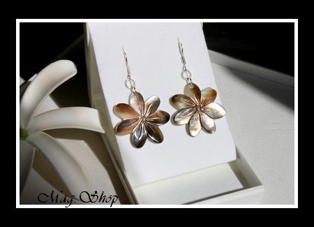 Marquises Collection  Boucles d`Oreilles Tavana Fleurs de Tiaré Nacre de Tahiti 2.5cm Reflets Marrons MAG.SHOP