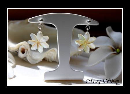 Marquises Collection  Boucles d`Oreilles Tekava  Argent Rhodié 925 Fleurs de Tiaré Nacre de Tahiti 2cm Reflets Clairs MAG.SHOP