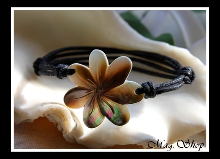 Marquises Collection  Bracelet Fleur de Tiaré Nacre de Tahiti 3cm Reflets Clairs-Marrons Irisés MAG.SHOP