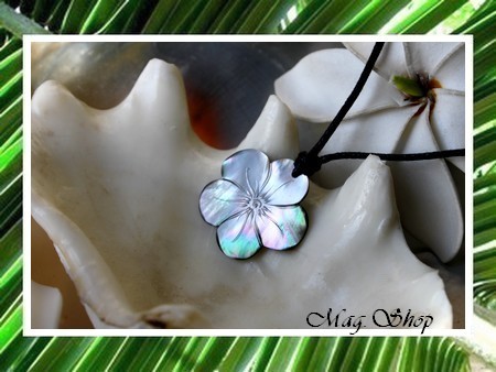 Marquises Collection Collier Arenui Fleur Hibiscus Nacre de Tahiti 3cm MAG.SHOP