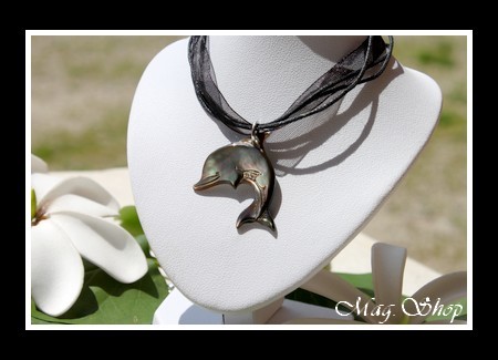 Marquises Collection Collier Miti Dauphin Sculpté Nacre de Tahiti H3cm MAG.SHOP