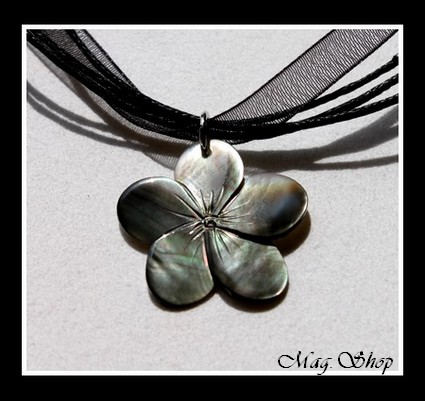 Marquises Collection  Collier Miti Fleur Hibiscus Nacre de Tahiti 2.5cm Reflets Foncés MAG.SHOP