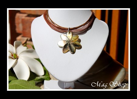 Marquises Collection  Collier Miti Fleur de Tiaré 2.5cm Nacre de Tahiti Reflets Ocres MAG.SHOP