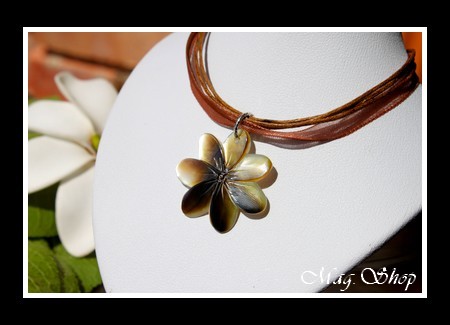 Marquises Collection  Collier Miti Fleur de Tiaré 2.5cm Nacre de Tahiti Reflets Ocres MAG.SHOP