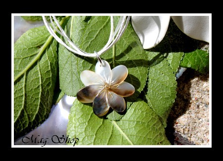 Marquises Collection Collier Miti Fleur de Tiaré Nacre de Tahiti 2.5cm MAG.SHOP TAHITI