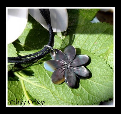 Marquises Collection  Collier Miti Fleur de Tiaré Nacre de Tahiti 2.5cm Reflets Foncés MAG.SHOP