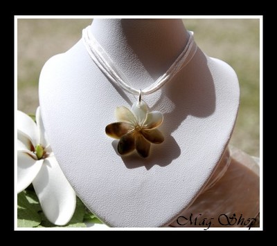 Marquises Collection Collier Miti Fleur de Tiaré Nacre de Tahiti 3cm MAG.SHOP