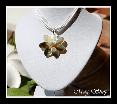 Marquises Collection Collier Miti Fleur de Tiaré Nacre de Tahiti 3cm MAG.SHOP