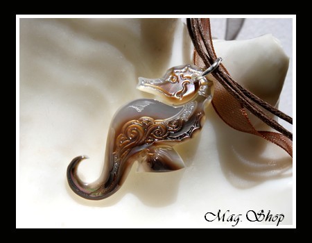 Marquises Collection  Collier Miti Hippocampe Vagues Nacre de Tahiti H4cm Reflets ClairsMarrons MAG.SHOP