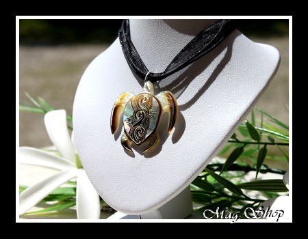 Marquises Collection Collier Miti Tortue Marquisienne Vagues Nacre 3.5cm de Tahiti MAG.SHOP