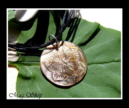 Marquises Collection Collier Miti Tuamotu Fleur Hibiscus Nacre de Tahiti 3cm MAG.SHOP